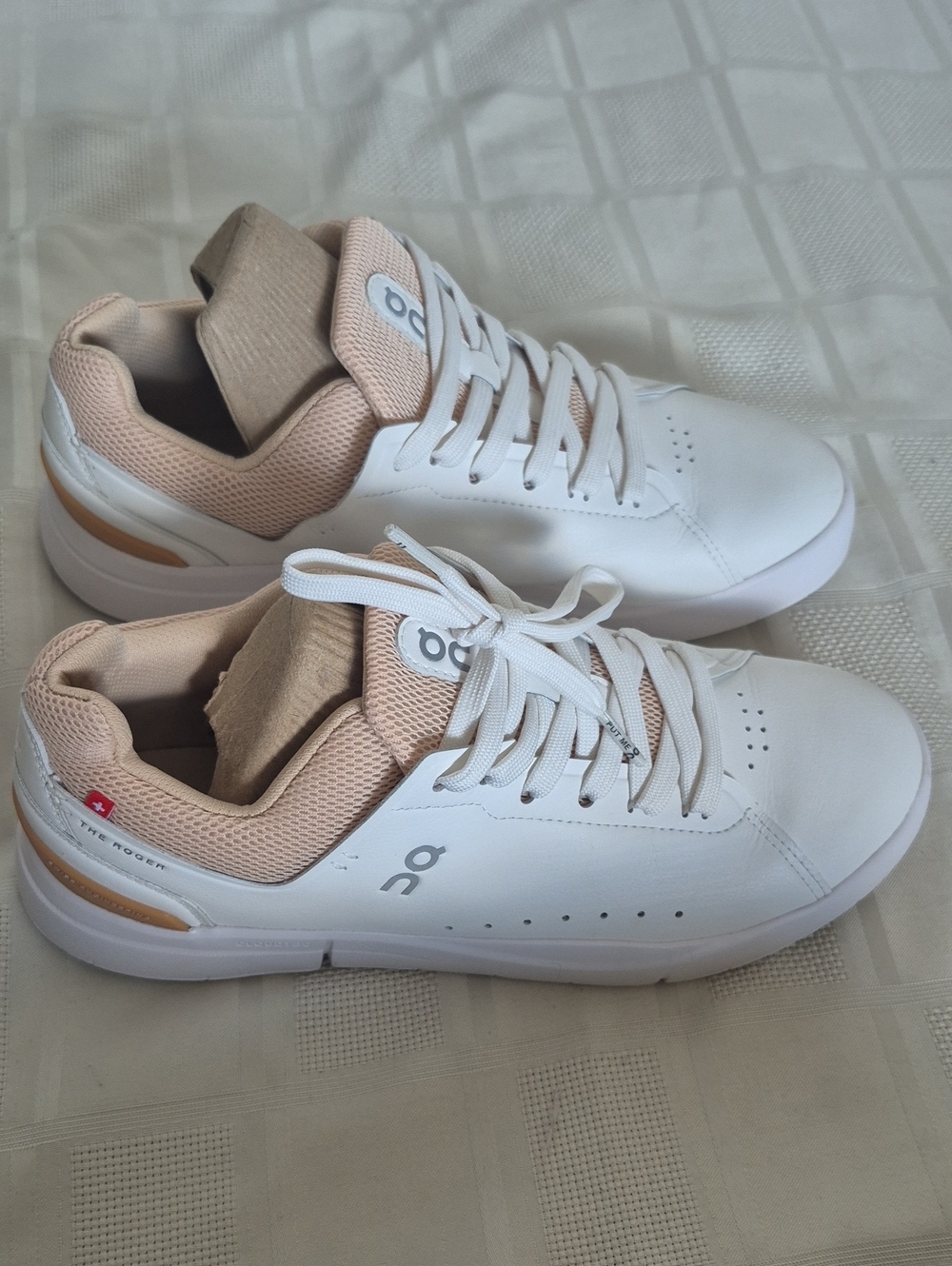 On Running Women's The Roger Advantage Low-Top Sneakes White 8.5